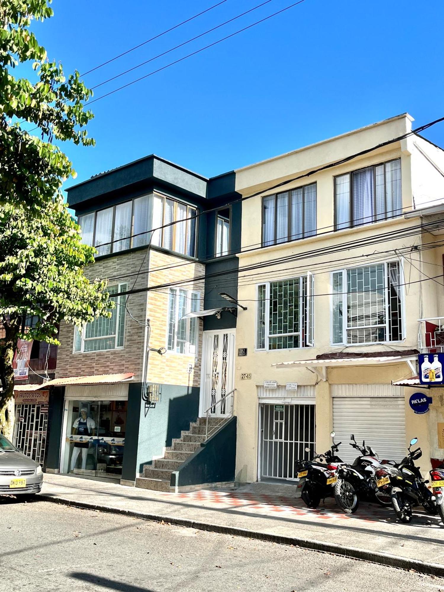 5 Personas En El Centro